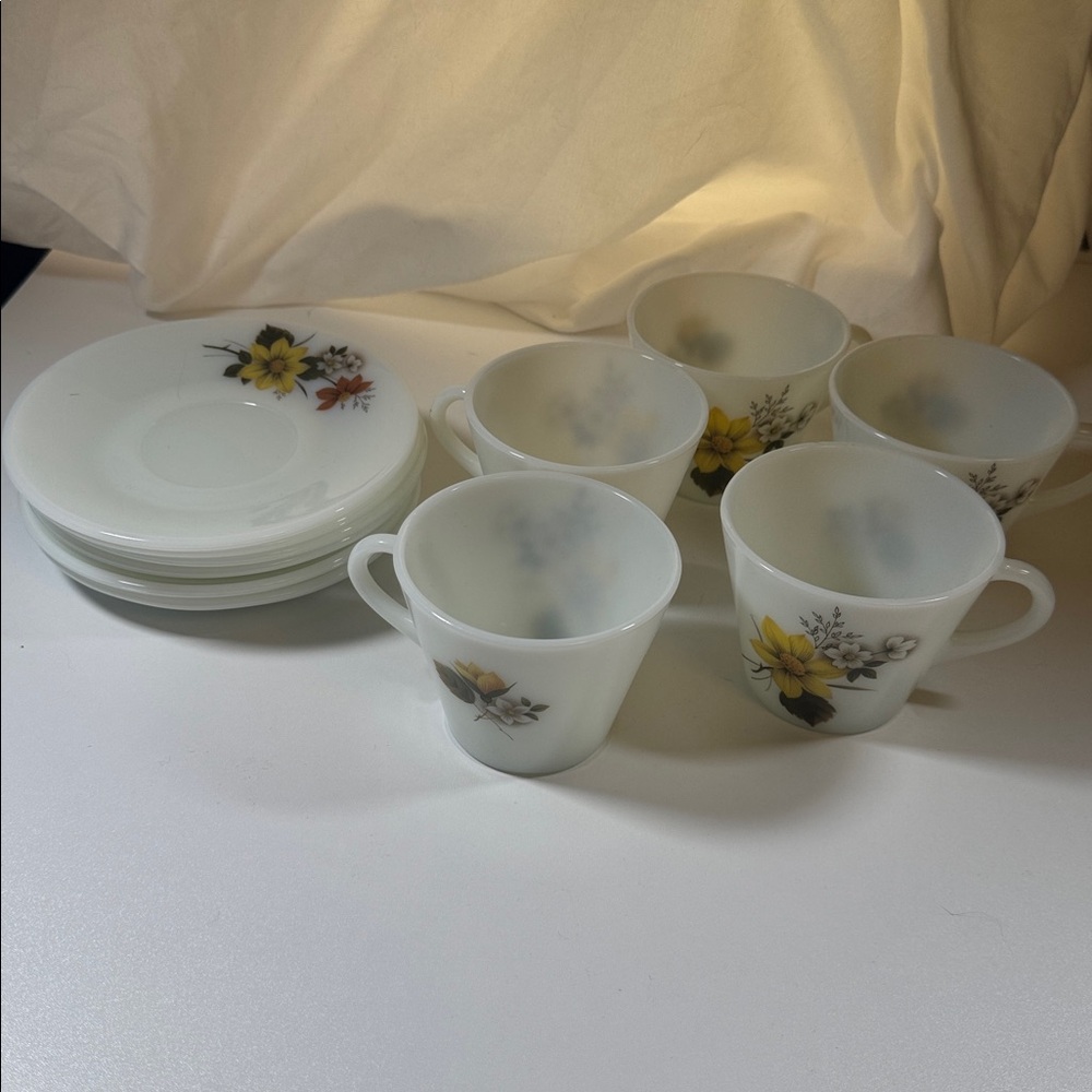 Vintage Pyrex England 542 Autumn Glory 5 cups and 6 saucers